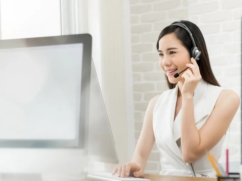 Sân quần vợt với người chơi